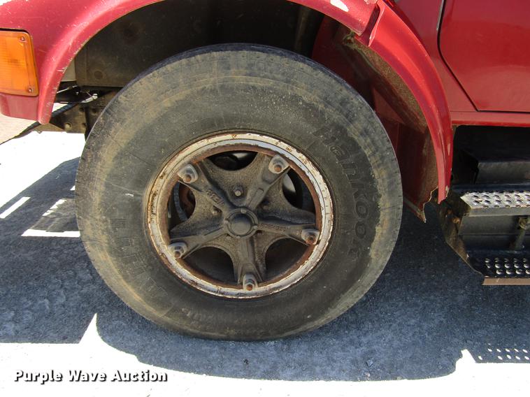 image for item FJ9677 1995 International 4700 chipper truck