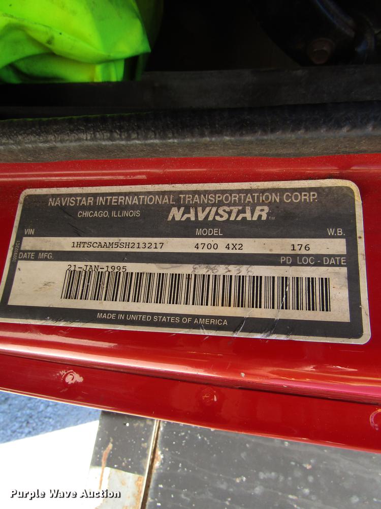 image for item FJ9677 1995 International 4700 chipper truck