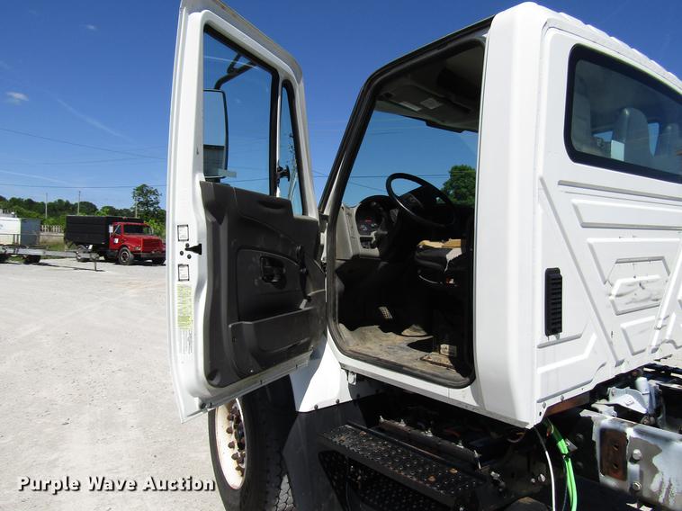 image for item FJ9680 2008 International 7400 truck cab and chassis