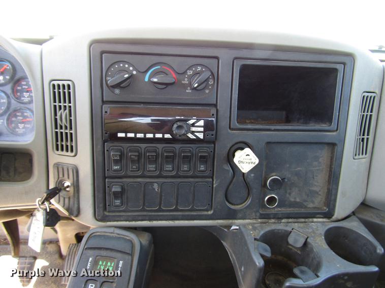 image for item FJ9680 2008 International 7400 truck cab and chassis