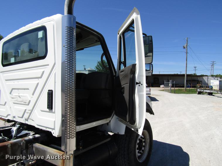 image for item FJ9680 2008 International 7400 truck cab and chassis