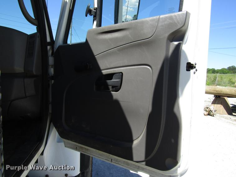 image for item FJ9680 2008 International 7400 truck cab and chassis