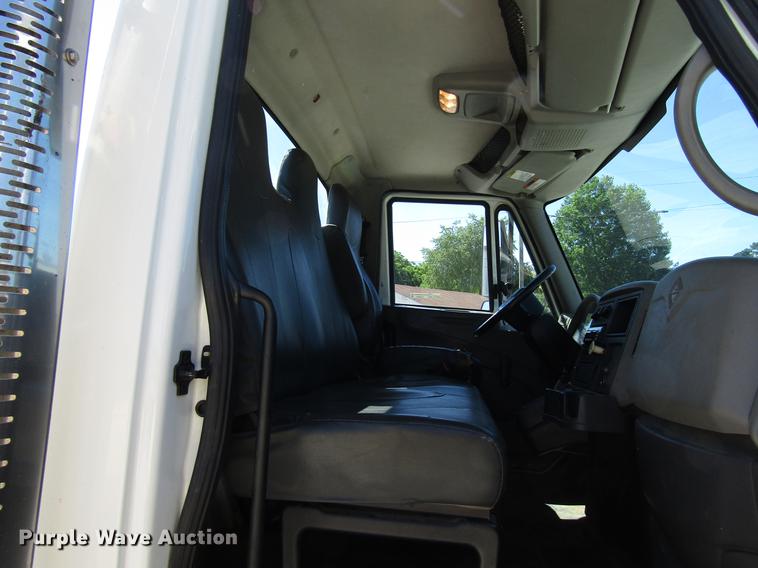 image for item FJ9680 2008 International 7400 truck cab and chassis