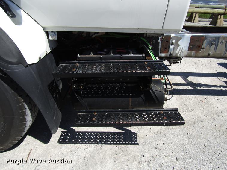 image for item FJ9680 2008 International 7400 truck cab and chassis