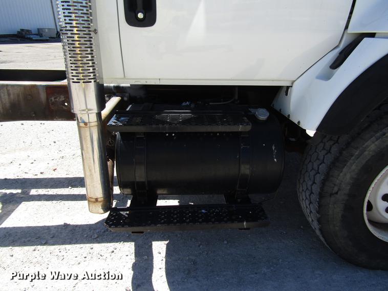 image for item FJ9680 2008 International 7400 truck cab and chassis