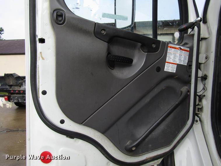 image for item FJ9686 2010 Freightliner Business Class M2 bucket truck