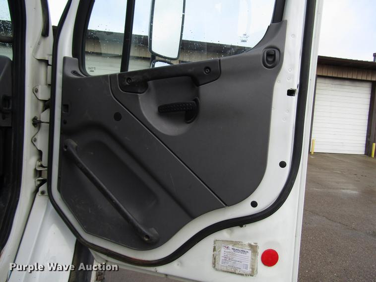 image for item FJ9686 2010 Freightliner Business Class M2 bucket truck