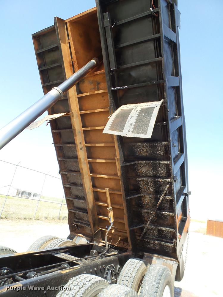 image for item FS9529 1998 International 4900 dump truck