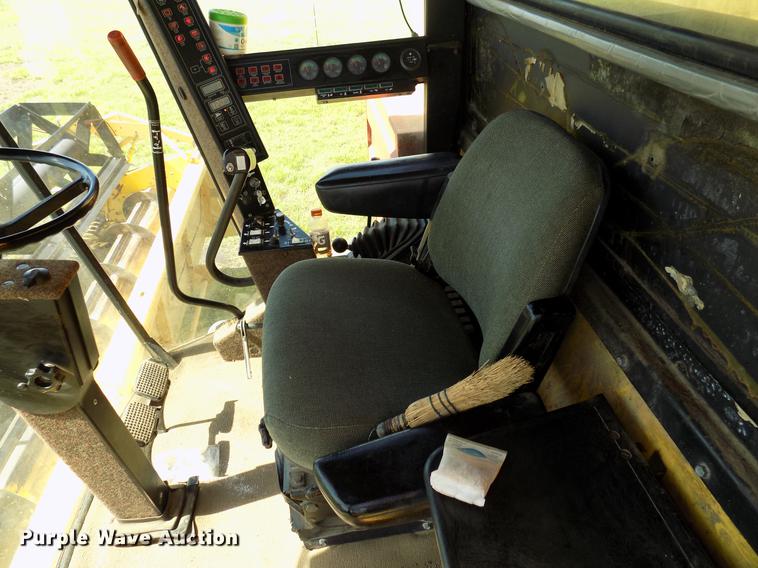 image for item DB9653 1988 New Holland TR96 RWA combine