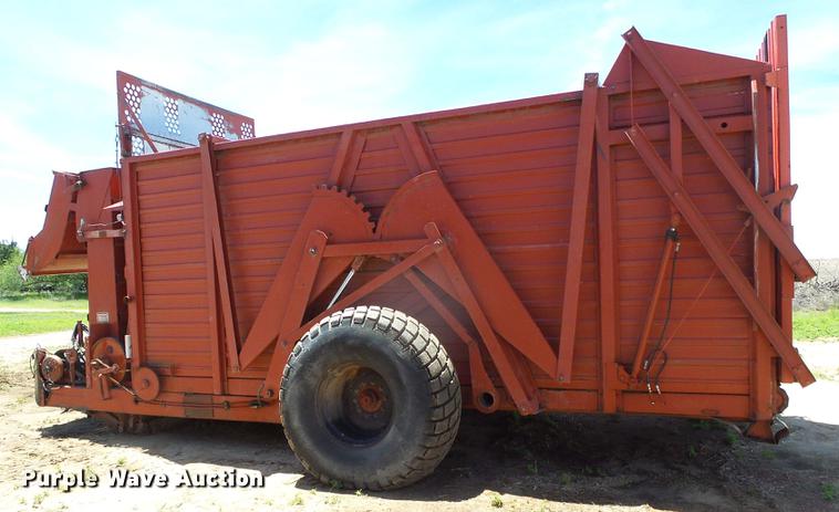 image for item DC5164 Hesston Stakhand 60B bale stacker