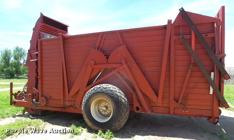 image for item DC5165 Hesston Stakhand 60B bale stacker