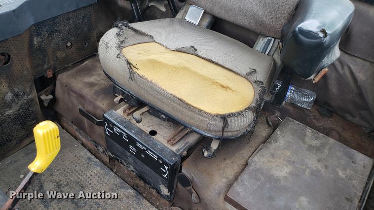 image for item DD4753 1982 John Deere 8650 4WD tractor