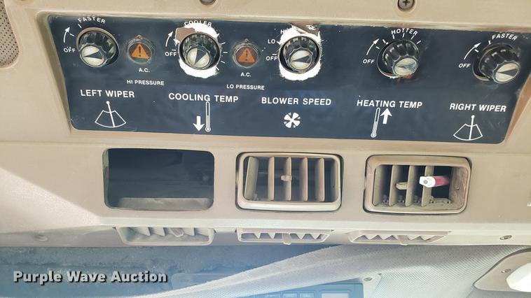 image for item DD4753 1982 John Deere 8650 4WD tractor