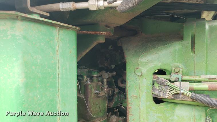 image for item DD4753 1982 John Deere 8650 4WD tractor