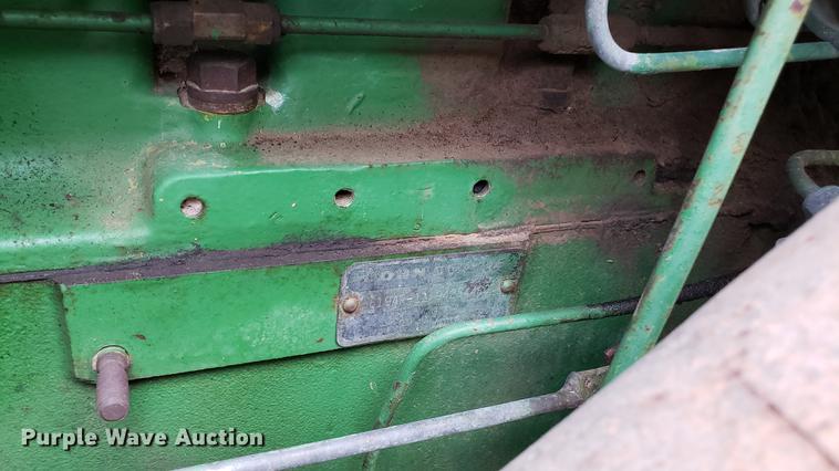 image for item DD4753 1982 John Deere 8650 4WD tractor