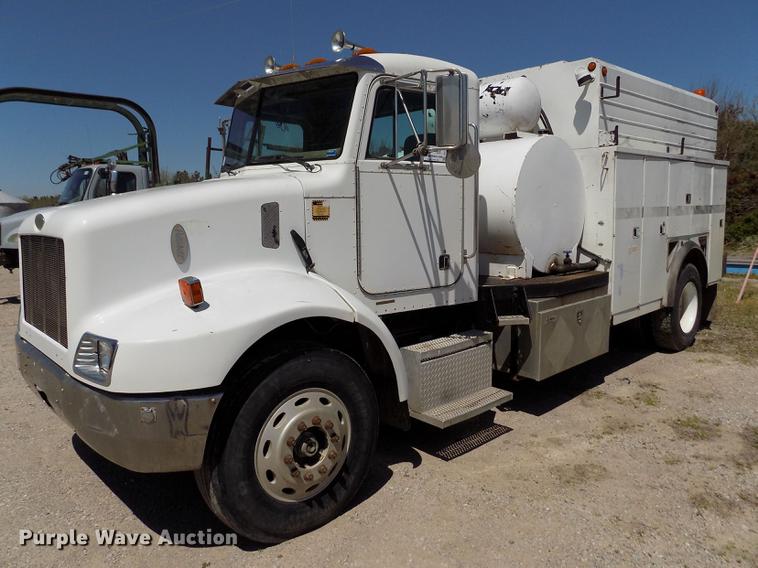 image for item DE1177 2000 Peterbilt 330 service truck