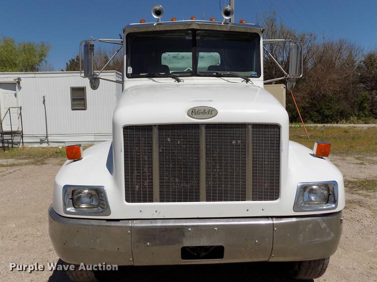 image for item DE1177 2000 Peterbilt 330 service truck