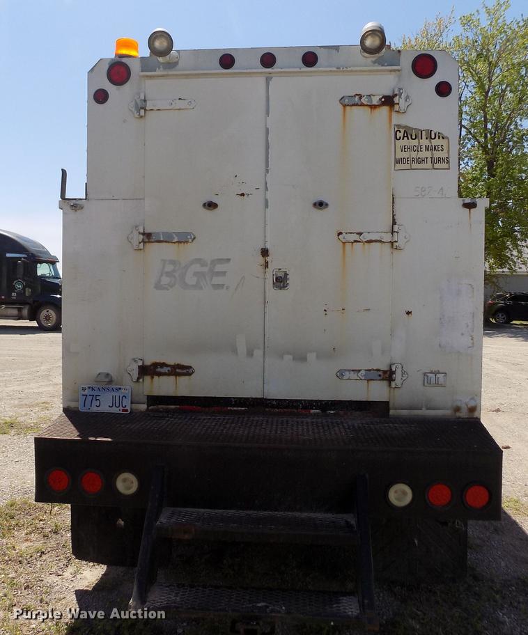 image for item DE1177 2000 Peterbilt 330 service truck