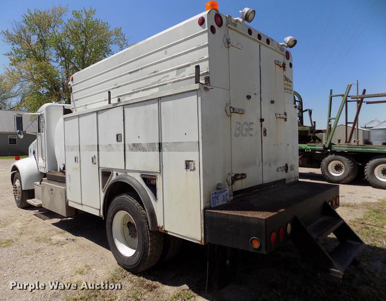 image for item DE1177 2000 Peterbilt 330 service truck