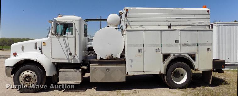 image for item DE1177 2000 Peterbilt 330 service truck