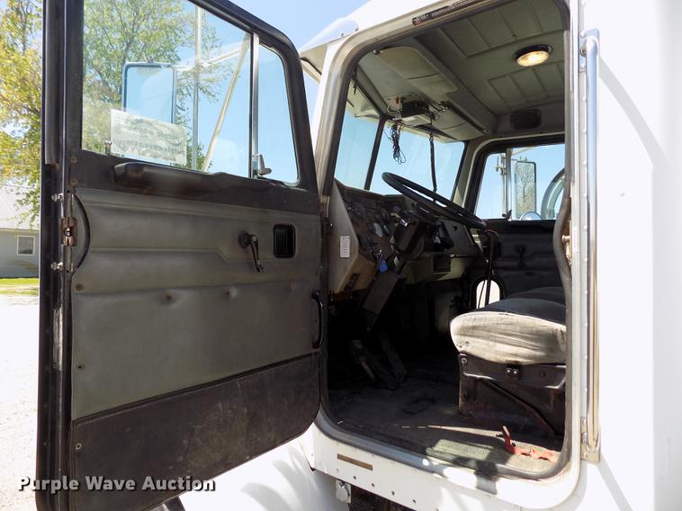 image for item DE1177 2000 Peterbilt 330 service truck