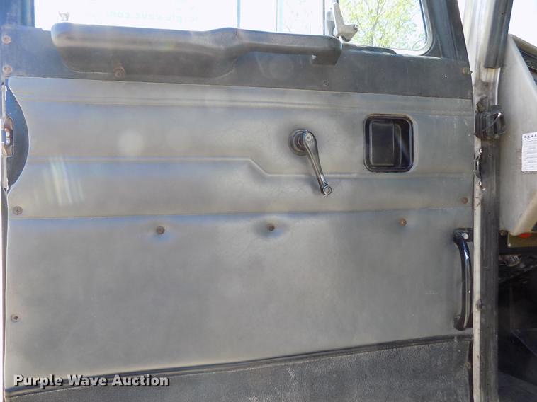 image for item DE1177 2000 Peterbilt 330 service truck