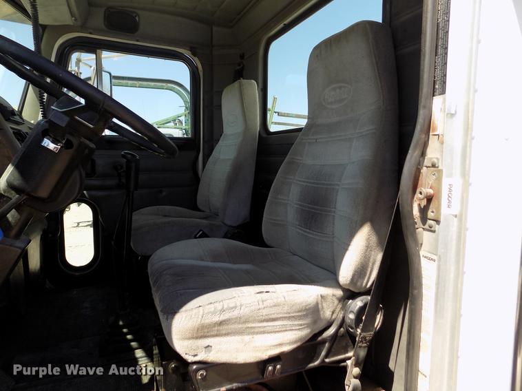 image for item DE1177 2000 Peterbilt 330 service truck