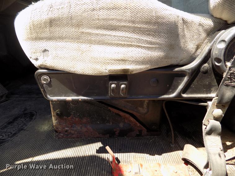 image for item DE1177 2000 Peterbilt 330 service truck