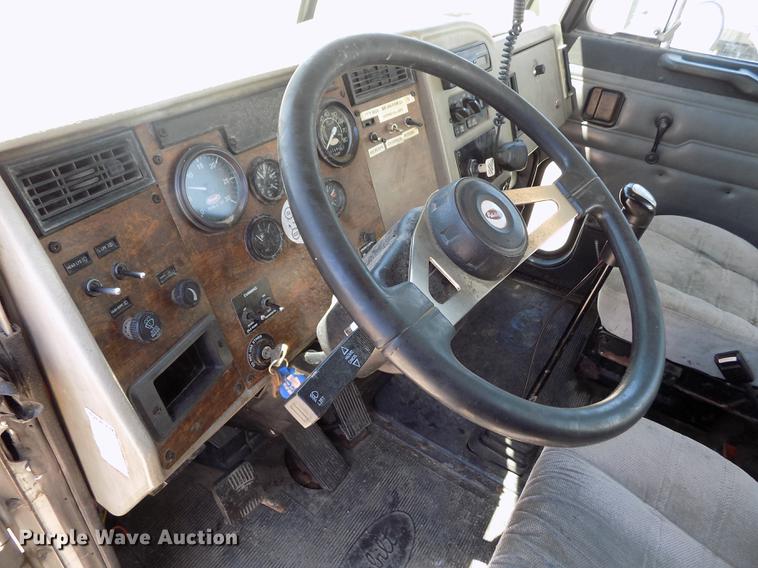 image for item DE1177 2000 Peterbilt 330 service truck