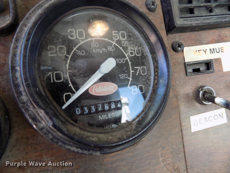 image for item DE1177 2000 Peterbilt 330 service truck