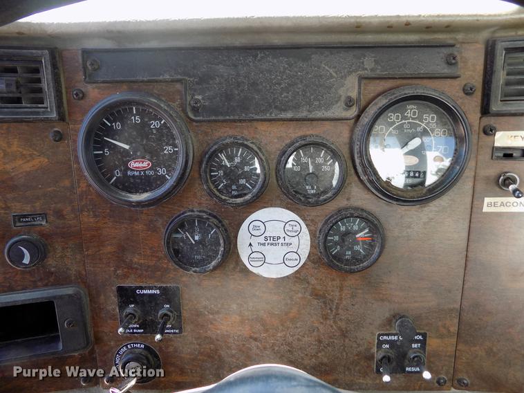 image for item DE1177 2000 Peterbilt 330 service truck
