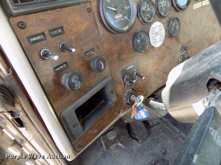 image for item DE1177 2000 Peterbilt 330 service truck