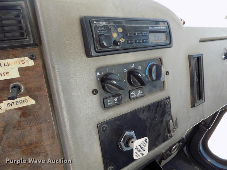 image for item DE1177 2000 Peterbilt 330 service truck