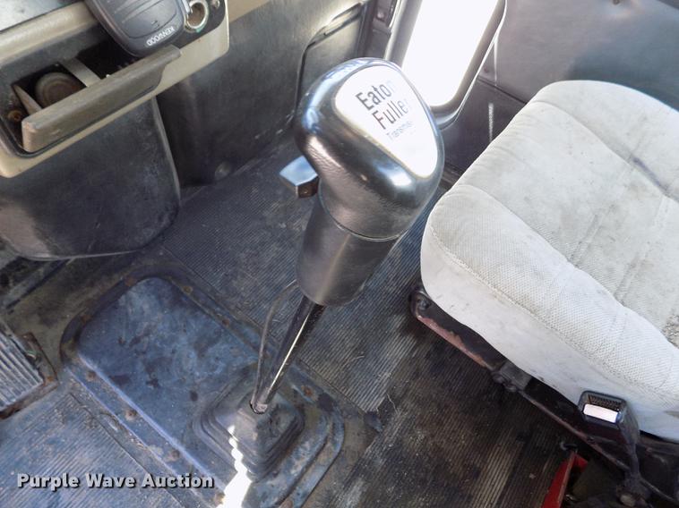 image for item DE1177 2000 Peterbilt 330 service truck