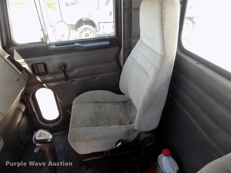 image for item DE1177 2000 Peterbilt 330 service truck