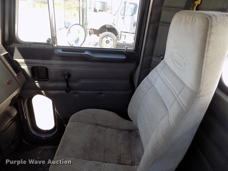 image for item DE1177 2000 Peterbilt 330 service truck