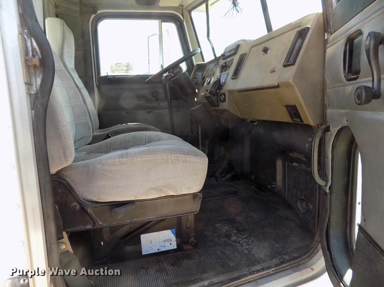 image for item DE1177 2000 Peterbilt 330 service truck