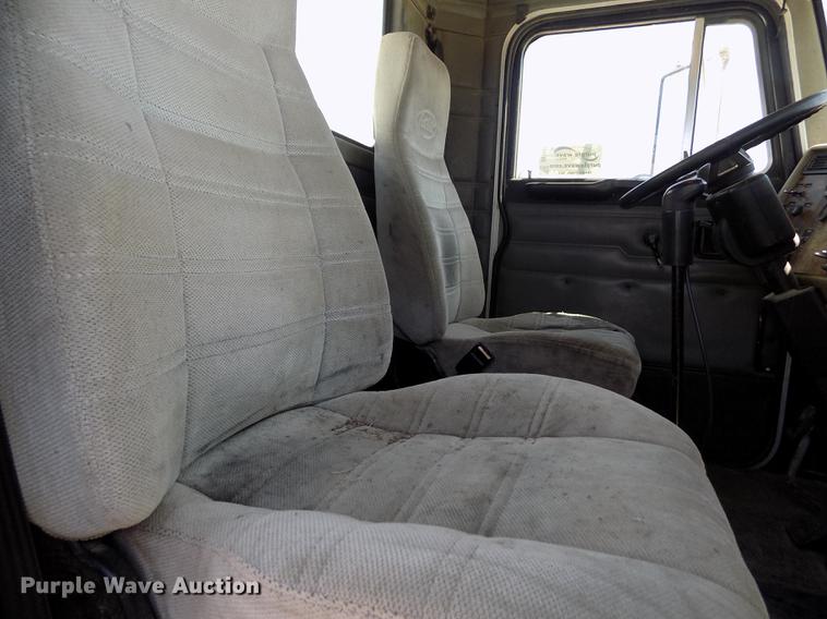 image for item DE1177 2000 Peterbilt 330 service truck