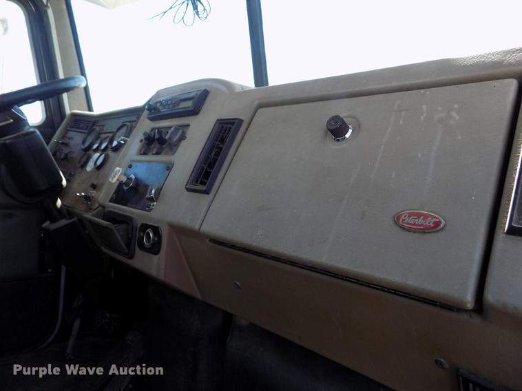 image for item DE1177 2000 Peterbilt 330 service truck