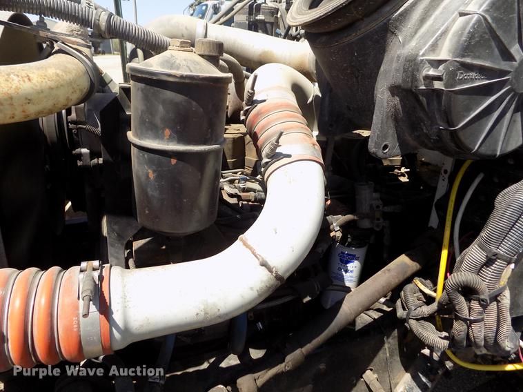 image for item DE1177 2000 Peterbilt 330 service truck