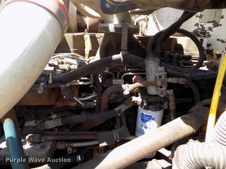 image for item DE1177 2000 Peterbilt 330 service truck