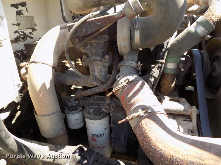 image for item DE1177 2000 Peterbilt 330 service truck