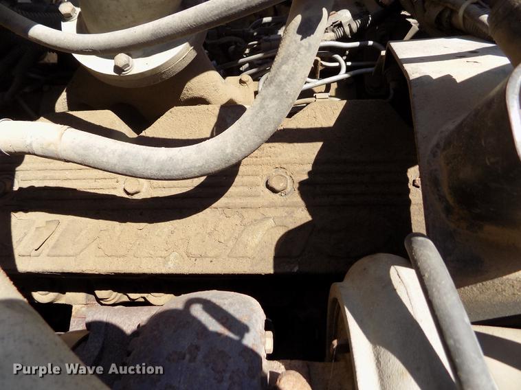 image for item DE1177 2000 Peterbilt 330 service truck