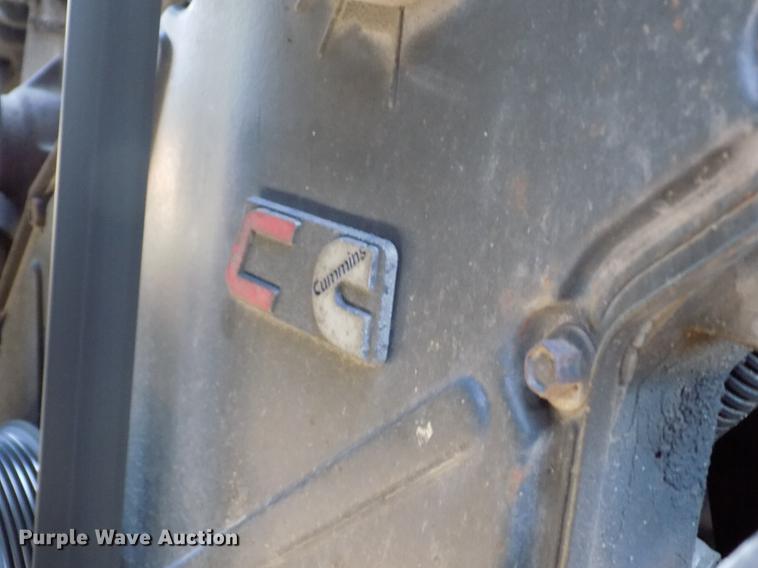 image for item DE1177 2000 Peterbilt 330 service truck