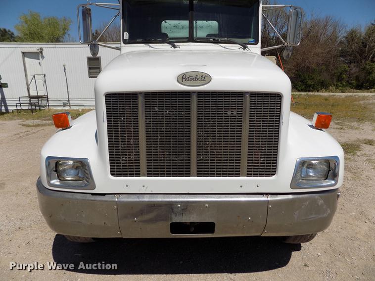 image for item DE1177 2000 Peterbilt 330 service truck