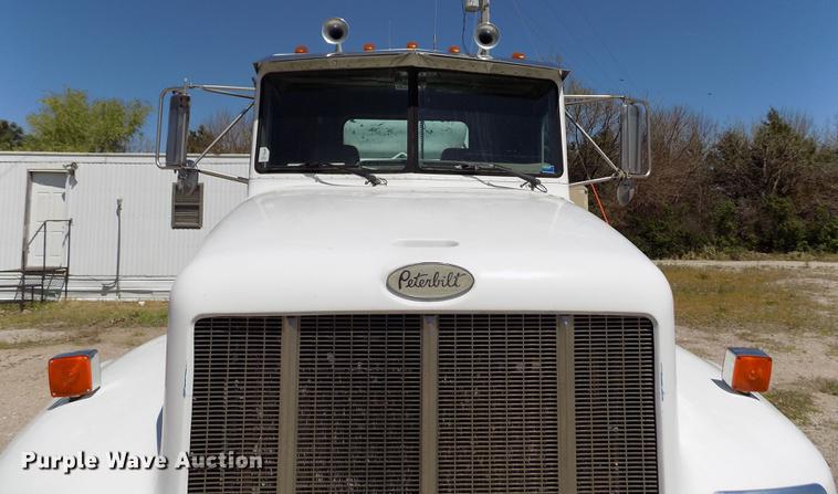 image for item DE1177 2000 Peterbilt 330 service truck
