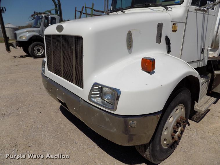 image for item DE1177 2000 Peterbilt 330 service truck