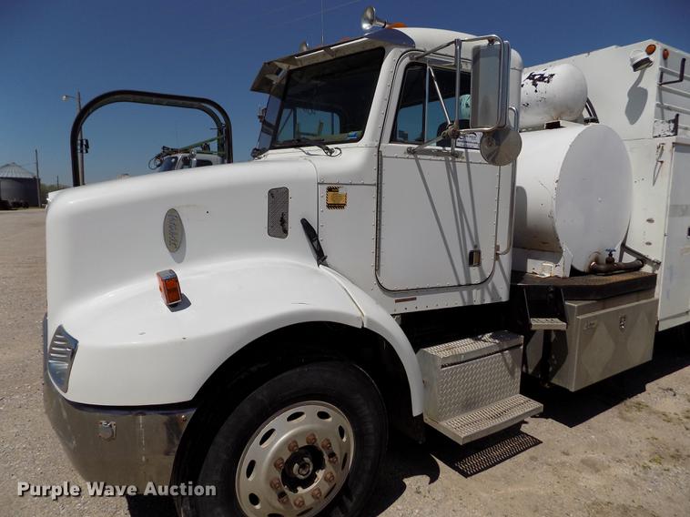 image for item DE1177 2000 Peterbilt 330 service truck