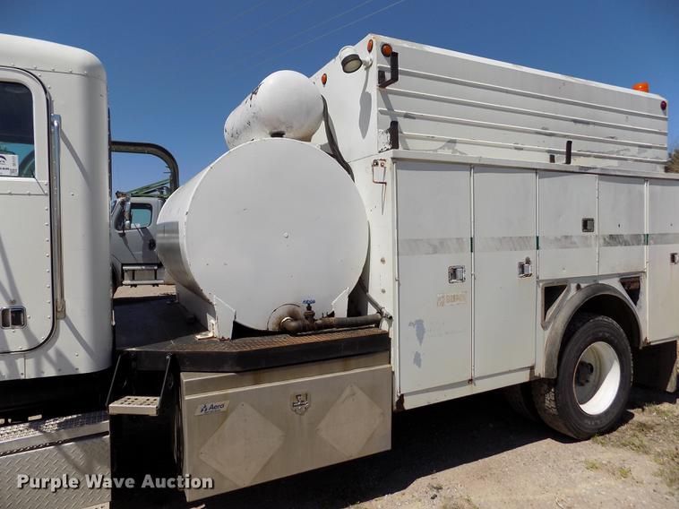 image for item DE1177 2000 Peterbilt 330 service truck