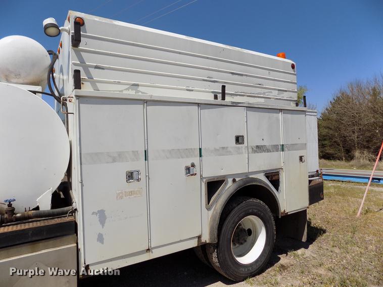 image for item DE1177 2000 Peterbilt 330 service truck